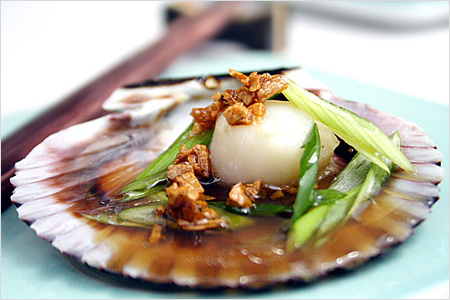 Steamed Scallops with Soy Sauce and Garlic Oil