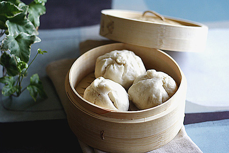 Red Bean Paste Steamed Buns / Tau Sar Bao (豆沙包