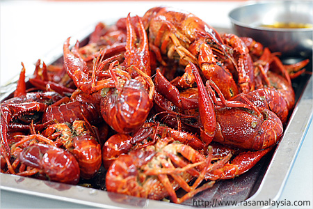 Aromatic and Spicy Crawfish in Shanghai (上海香辣小龙虾)